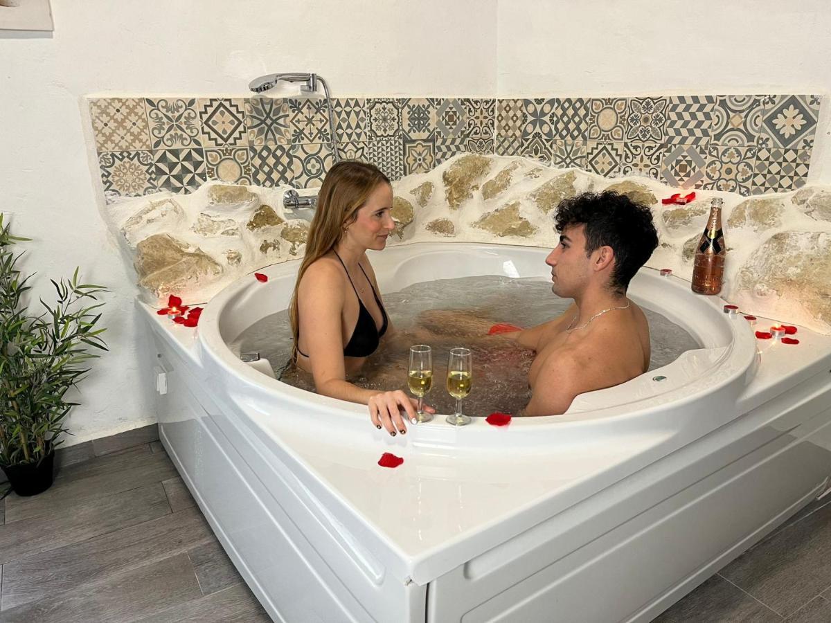Fortress Jacuzzi Suites 卡迪瓦 外观 照片