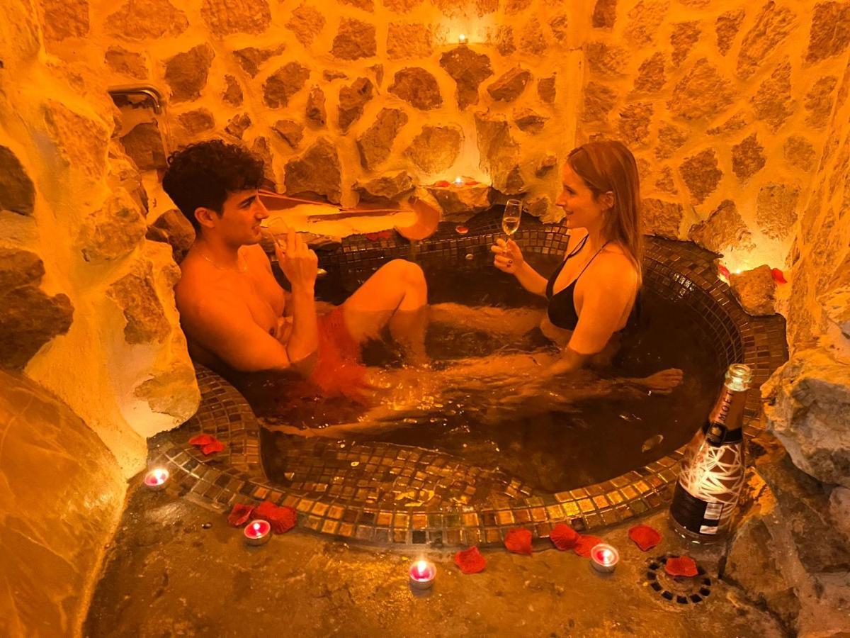 Fortress Jacuzzi Suites 卡迪瓦 外观 照片