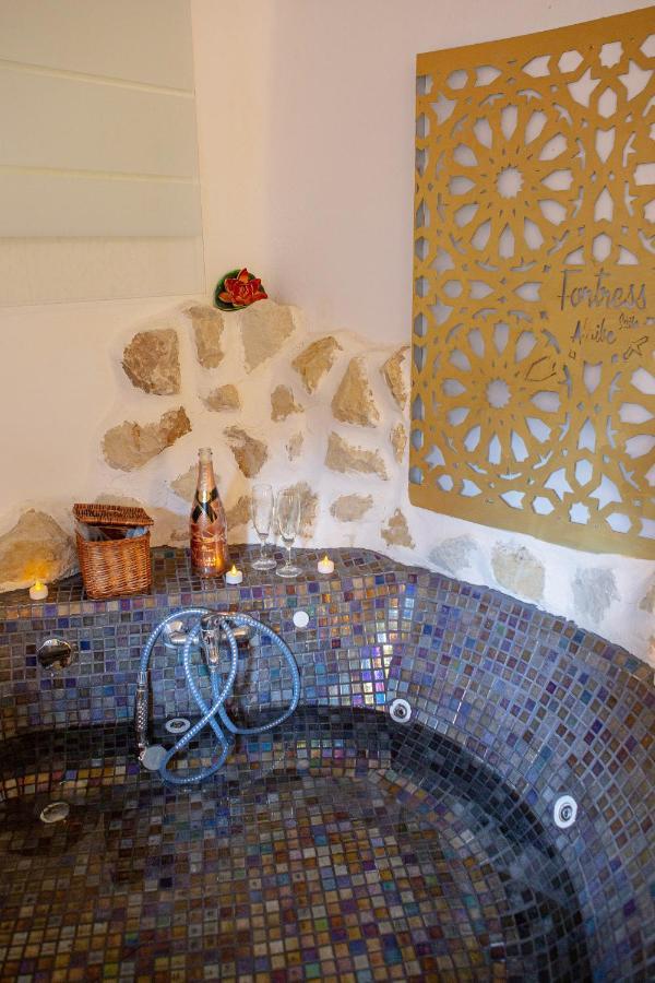 Fortress Jacuzzi Suites 卡迪瓦 外观 照片