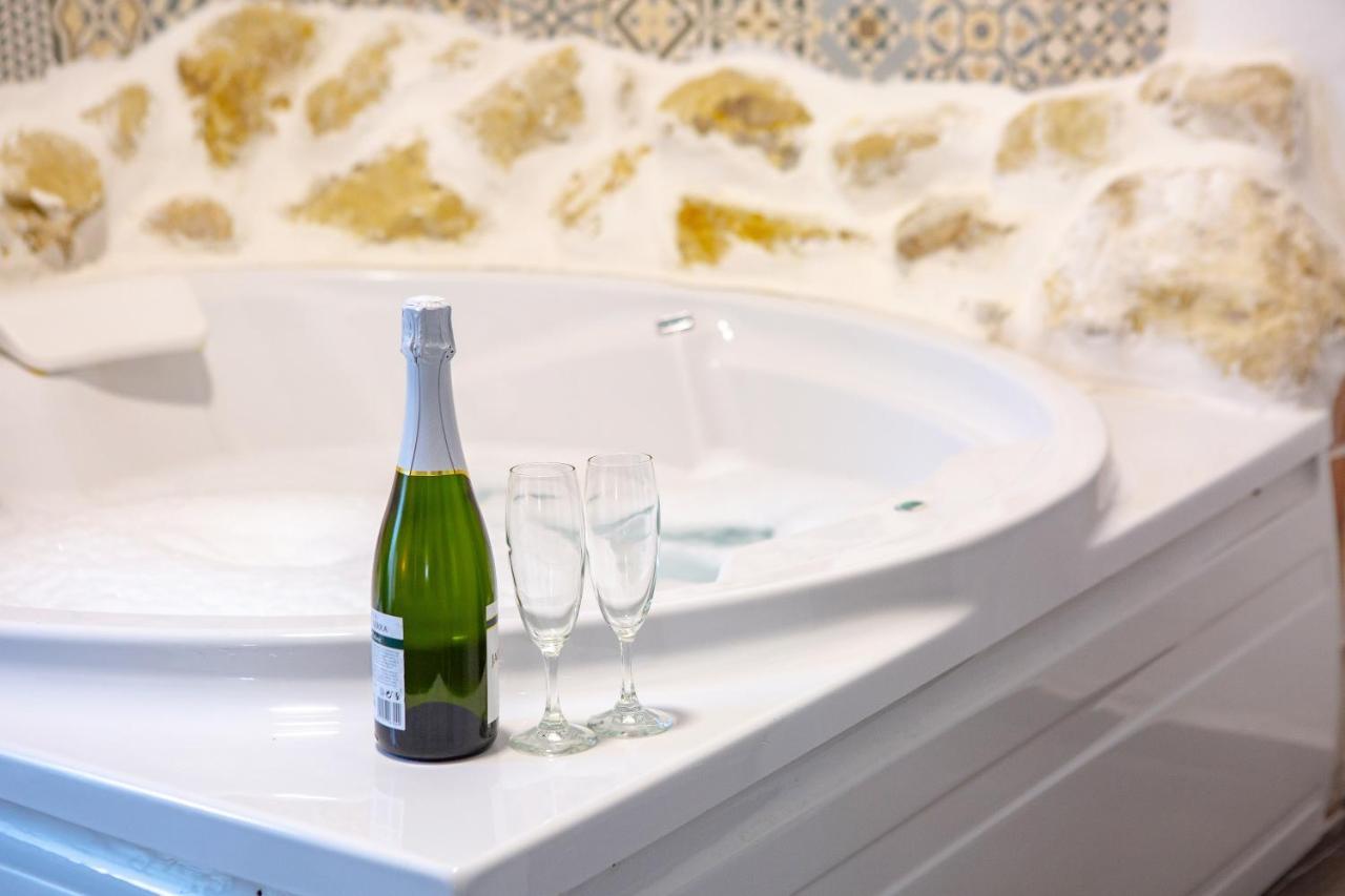 Fortress Jacuzzi Suites 卡迪瓦 外观 照片