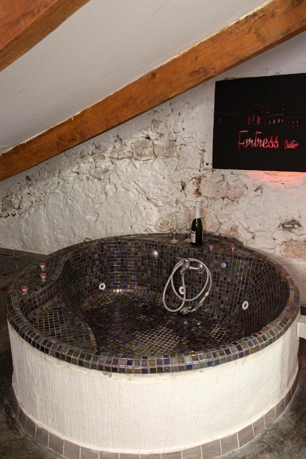 Fortress Jacuzzi Suites 卡迪瓦 外观 照片